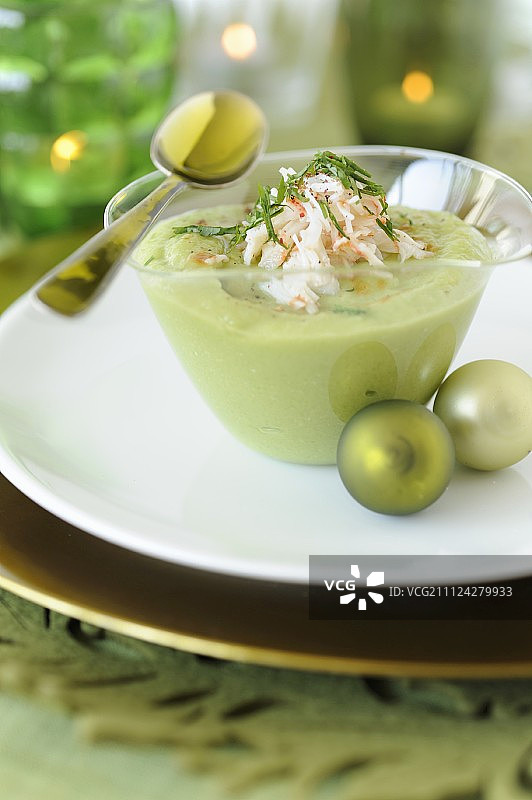 黄瓜鳄梨冷汤配蟹肉图片素材