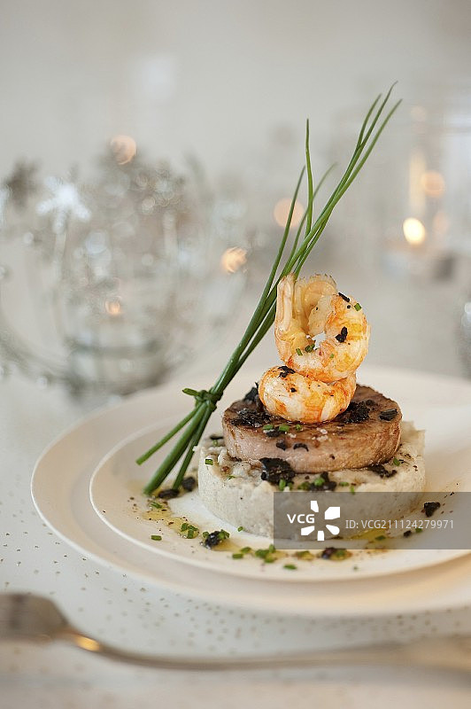小牛肉配鳌虾尾、朝鲜蓟泥和松露图片素材