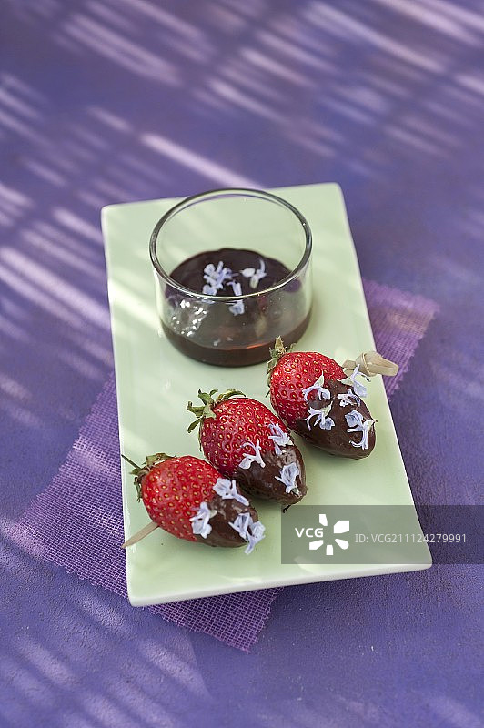巧克力草莓与迷迭香花串图片素材