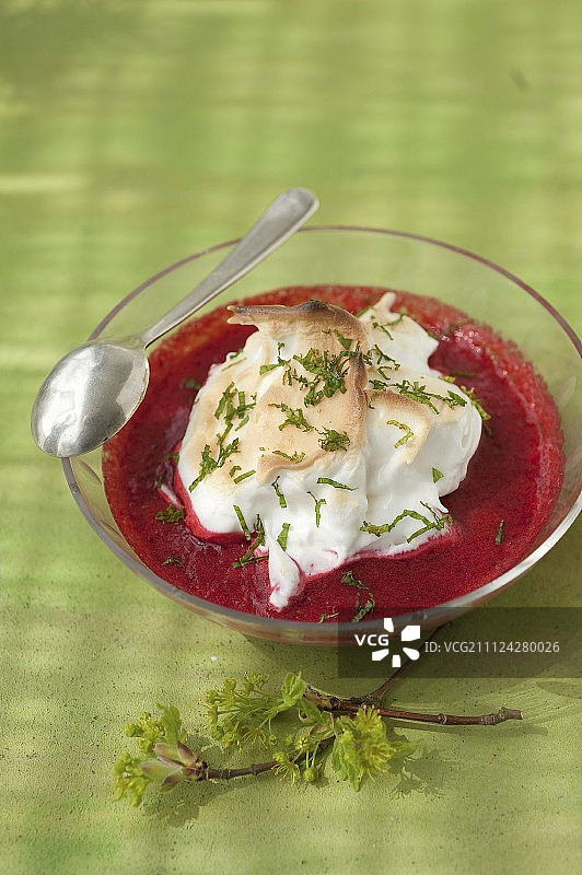 桃子和樱桃蛋白酥皮漂浮岛图片素材