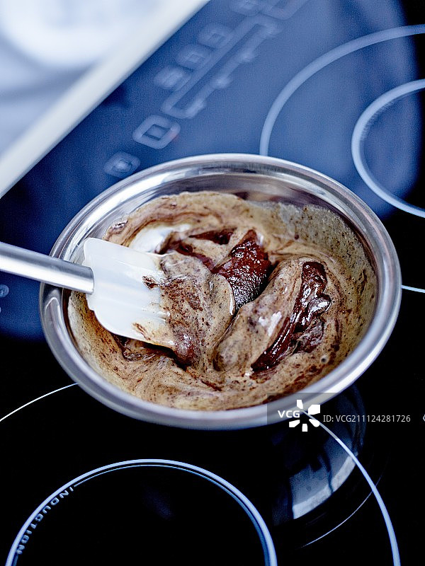 用橡胶刮刀将制剂混合至顺滑图片素材