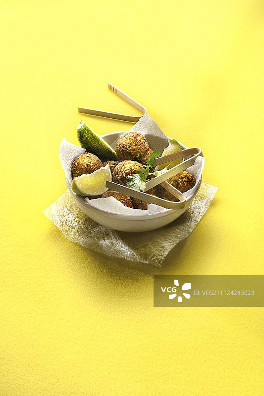 泰式炸鱼饼配香菜和青柠图片素材