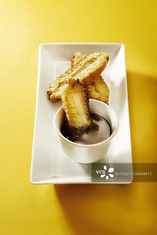 黑巧克力火锅和带白巧克力奶油馅的蛋糕图片素材