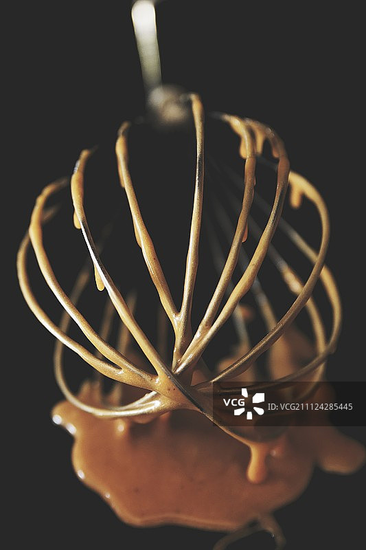 浸在太妃糖中的搅拌器图片素材