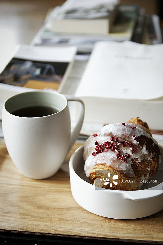 一杯茶和来自爱马仕的Ispahan可颂面包图片素材