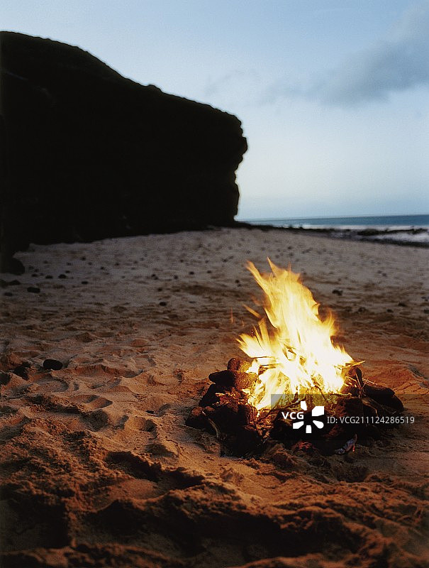 傍晚沙滩篝火图片素材