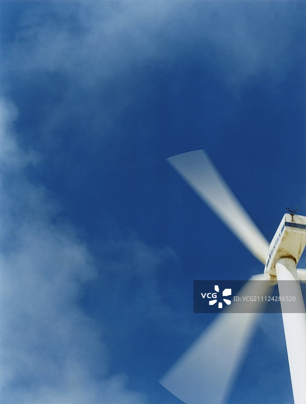 蓝天下的风车图片素材