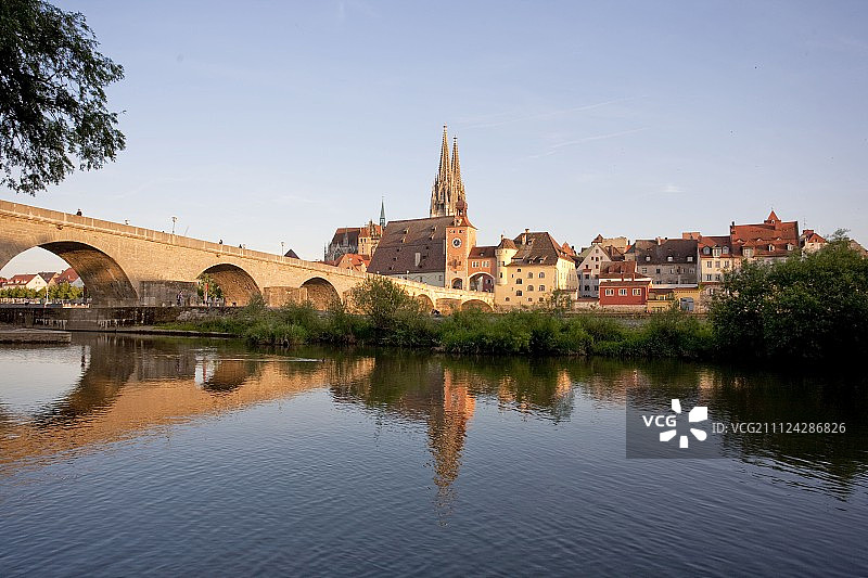 德国雷根斯堡多瑙河石桥图片素材
