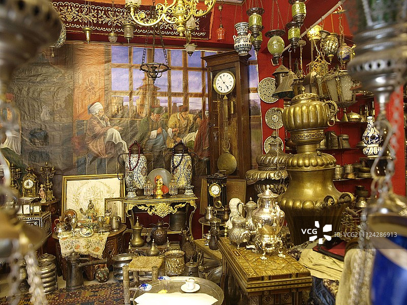 伊斯坦布尔大巴扎展示的各种古董镀金器皿（土耳其）图片素材
