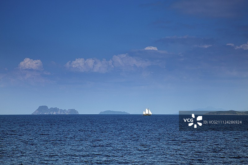 泰国安达曼海和帆船景观图片素材