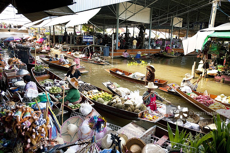 泰国曼谷水上市场上的商贩图片素材
