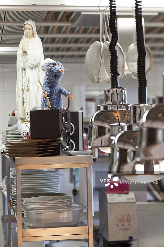猎鹰餐厅及酒吧的圣母吉祥物和陶器图片素材