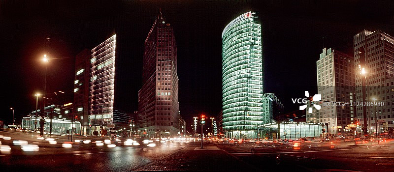 德国柏林波茨坦广场夜晚繁忙街道全景图片素材