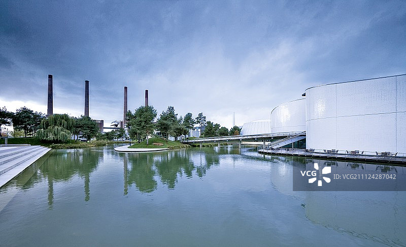 德国沃尔夫斯堡的汽车城展馆与桥梁图片素材