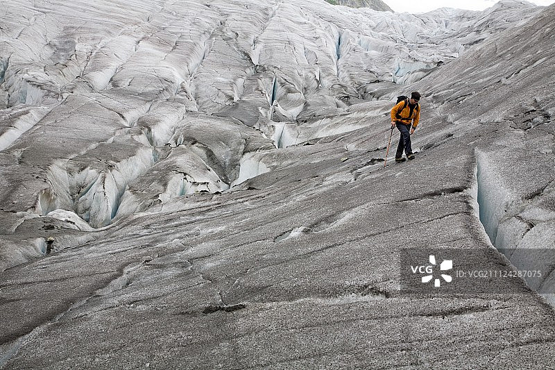 瑞士瓦莱州，阿莱奇冰川冰壁前的徒步者图片素材