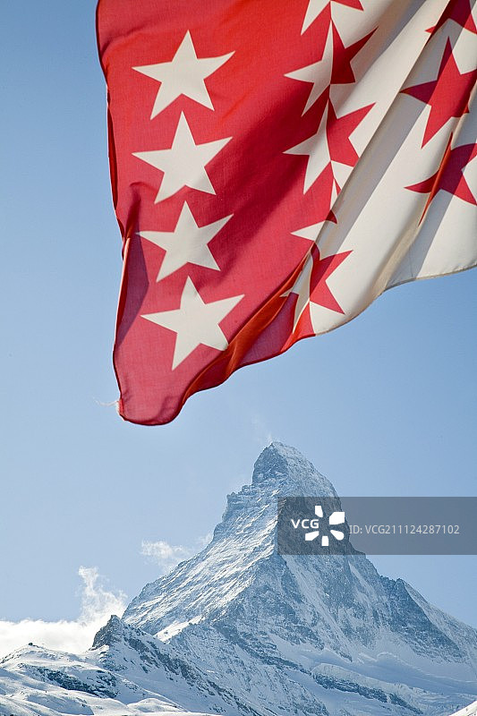 瑞士马特洪峰和瓦莱州旗帜景观图片素材