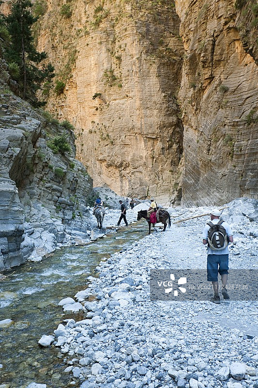 希腊克里特岛萨马利亚峡谷国家公园的游客图片素材