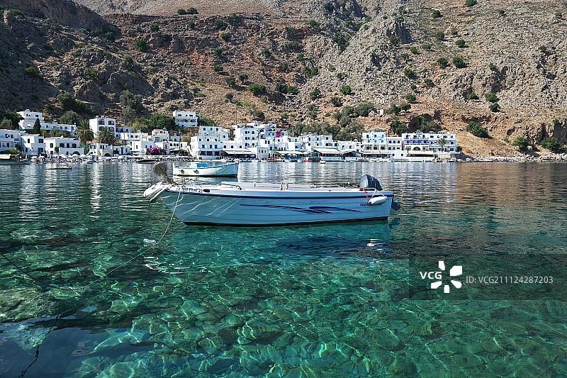 克里特岛卢特罗海湾船只景色图片素材