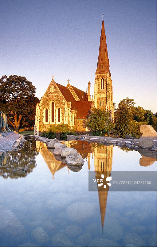 丹麦哥本哈根圣阿尔班教堂和盖费昂喷泉图片素材