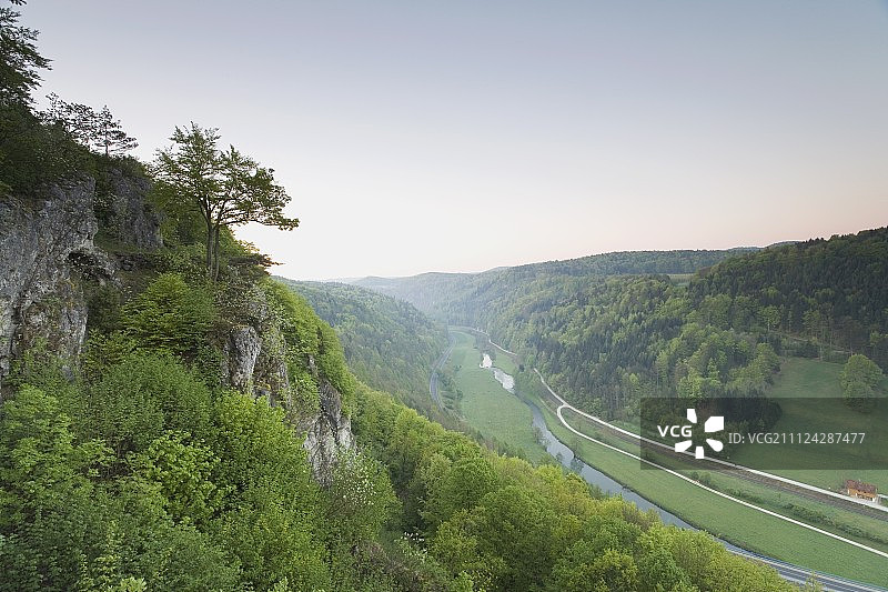 德国巴伐利亚弗兰肯瑞士自然公园的树木景观图片素材