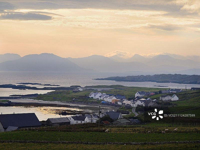 爱尔兰Inishbofin岛的山脉、大海和沿海村庄景色图片素材