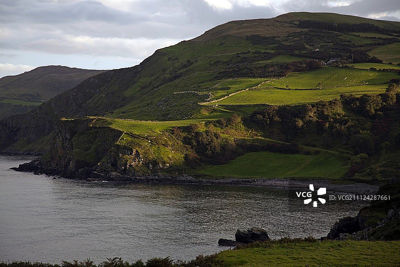 英国爱尔兰安特里姆海岸托尔山绿色海岸景观图片素材