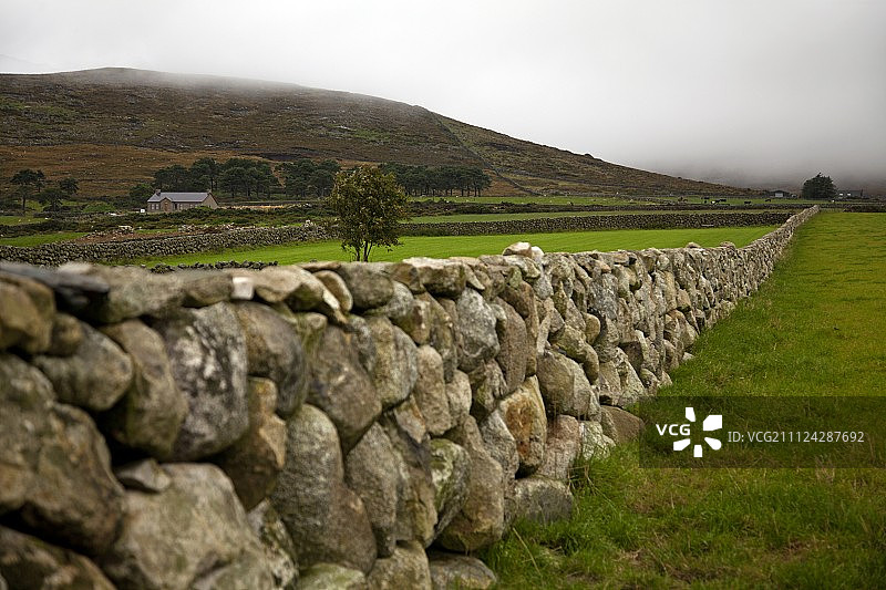 爱尔兰唐郡的石墙和山丘景观图片素材
