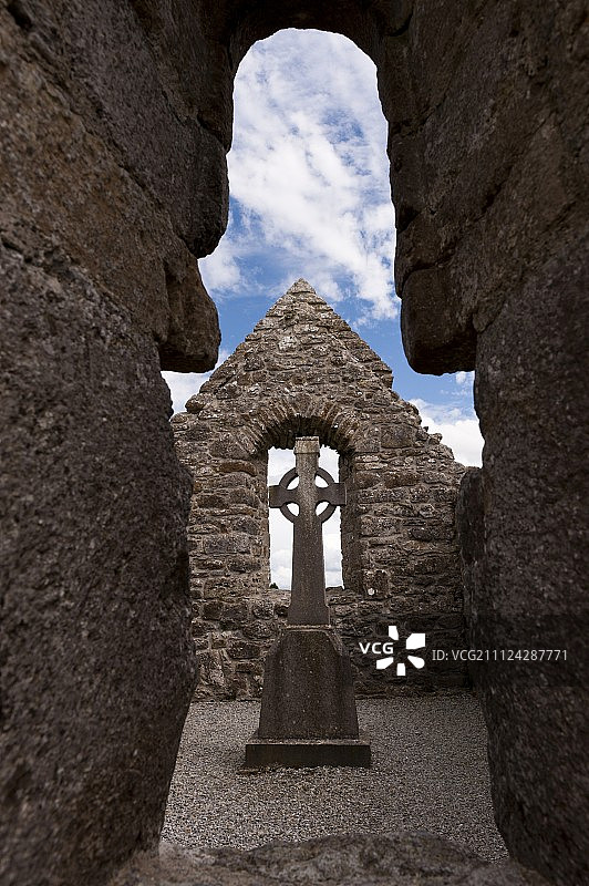 爱尔兰奥法利郡克朗马克诺伊斯修道院的凯尔特十字架图片素材