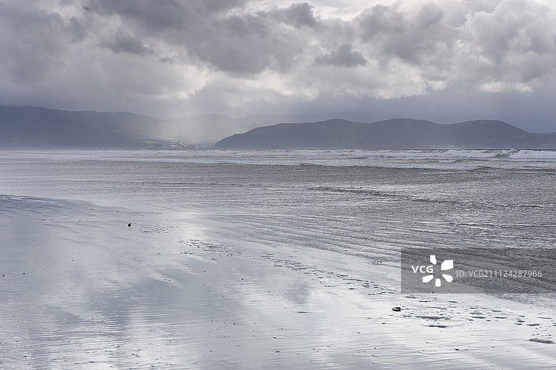 英国爱尔兰凯里环线英奇海滩的山景、雾和云图片素材