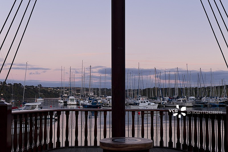 英国爱尔兰金塞尔港日落时停泊的帆船景观图片素材