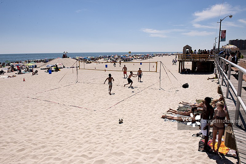 美国纽约，人们在海滩上打排球图片素材