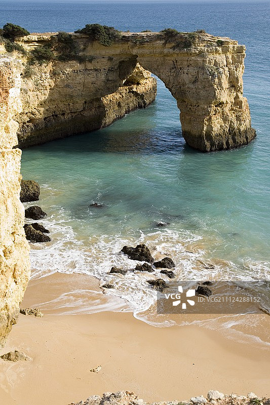 葡萄牙阿尔加维蓝色大海中的岩层图片素材