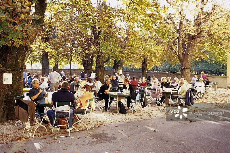 奥地利萨尔茨堡Augustiner Brau啤酒花园里的人们图片素材