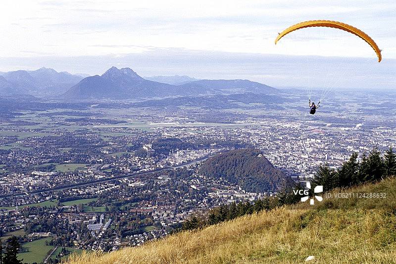 奥地利萨尔茨堡盖斯伯格山上的滑翔伞图片素材