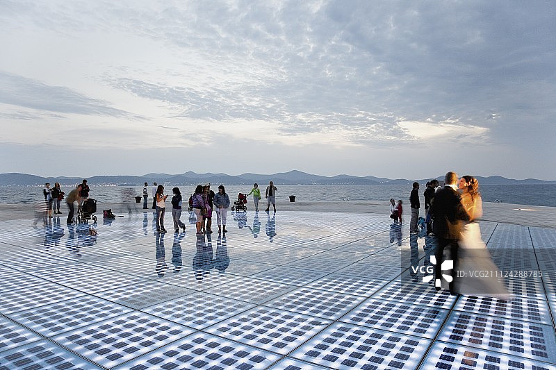 在克罗地亚扎达尔海滨黄昏时分的人们图片素材