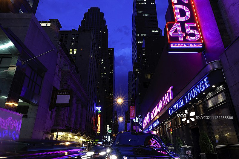 美国纽约时代广场的夜间霓虹灯招牌图片素材