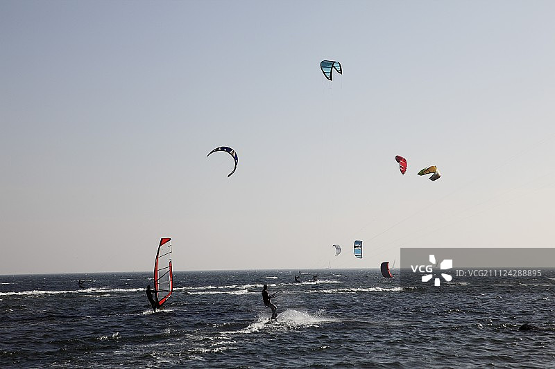 德国费尔马恩岛波罗的海沿岸的风筝冲浪运动图片素材