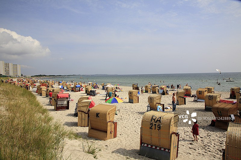 德国费马恩岛波罗的海沿岸的带篷海滩椅图片素材