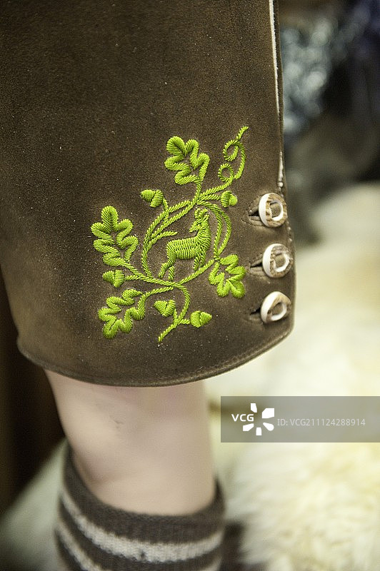 绿色刺绣皮裤特写图片素材