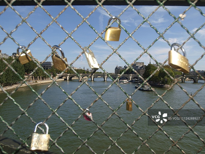 塞纳河艺术桥栏杆上的锁特写，法国巴黎图片素材