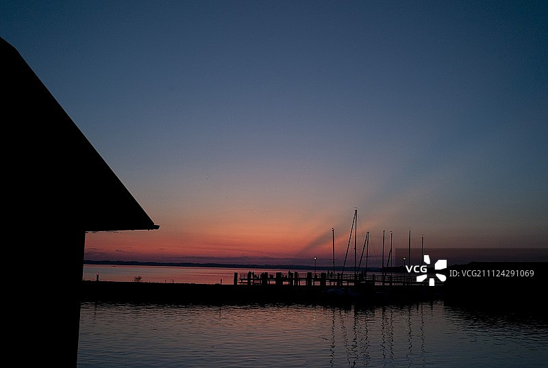 德国巴伐利亚州基明，基姆湖的基明格湾黄昏景色图片素材