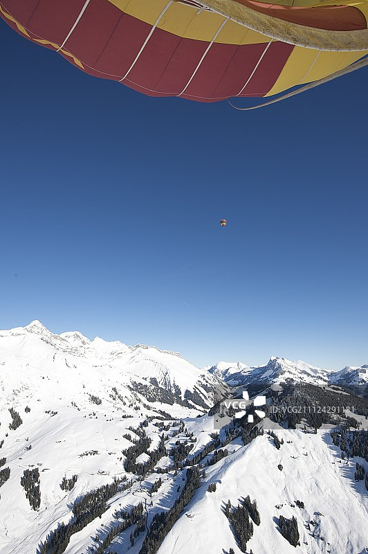 瑞士代堡阿尔卑斯山热气球图片素材