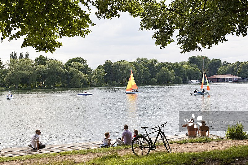 在汉诺威马什湖边眺望帆船的人们图片素材