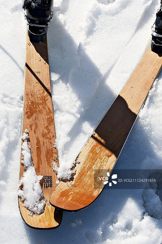 雪地上带有雪粒的木制滑雪板图片素材