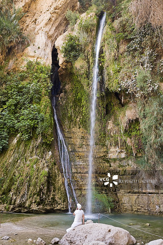 游客站在以色列恩戈地国家公园大卫瀑布前图片素材