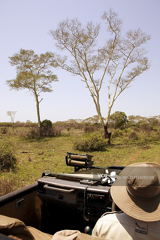游客在南非夸祖鲁-纳塔尔省芬达禁猎区的吉普车里图片素材