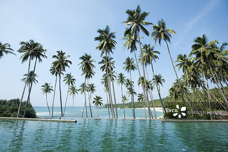 从斯里兰卡阿曼韦拉酒店看到的坦加勒、印度洋、游泳池和海滩景色图片素材