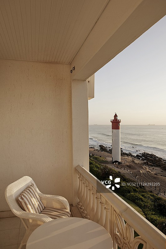 从阳台上看斯里兰卡乌姆兰加海滩和灯塔图片素材