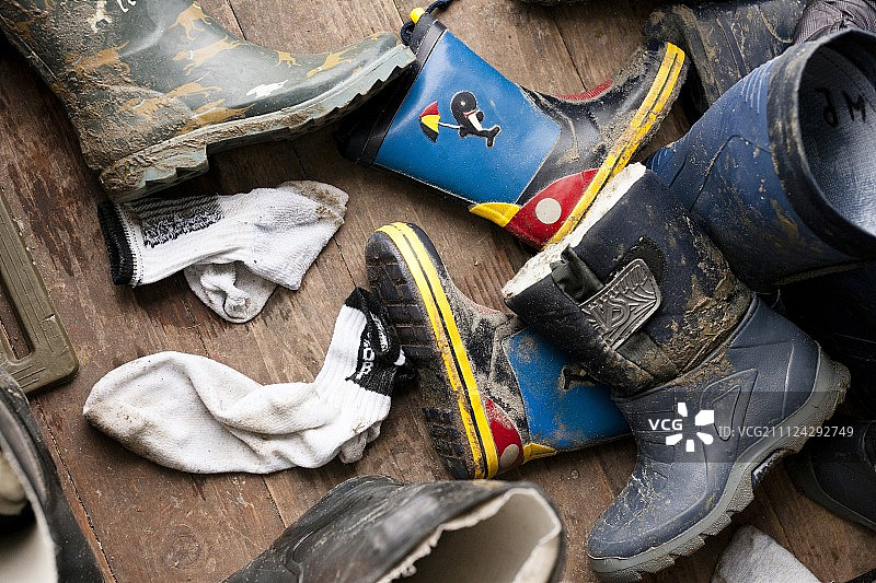 用于滩涂徒步的脏橡胶靴和夹克俯视图图片素材