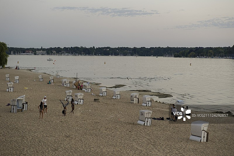 在德国柏林万湖浴场海滩放松身心的人们图片素材